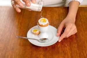 Von der Henne bis zum Supermarkt – so kommt das Ei auf den Frühstückstisch